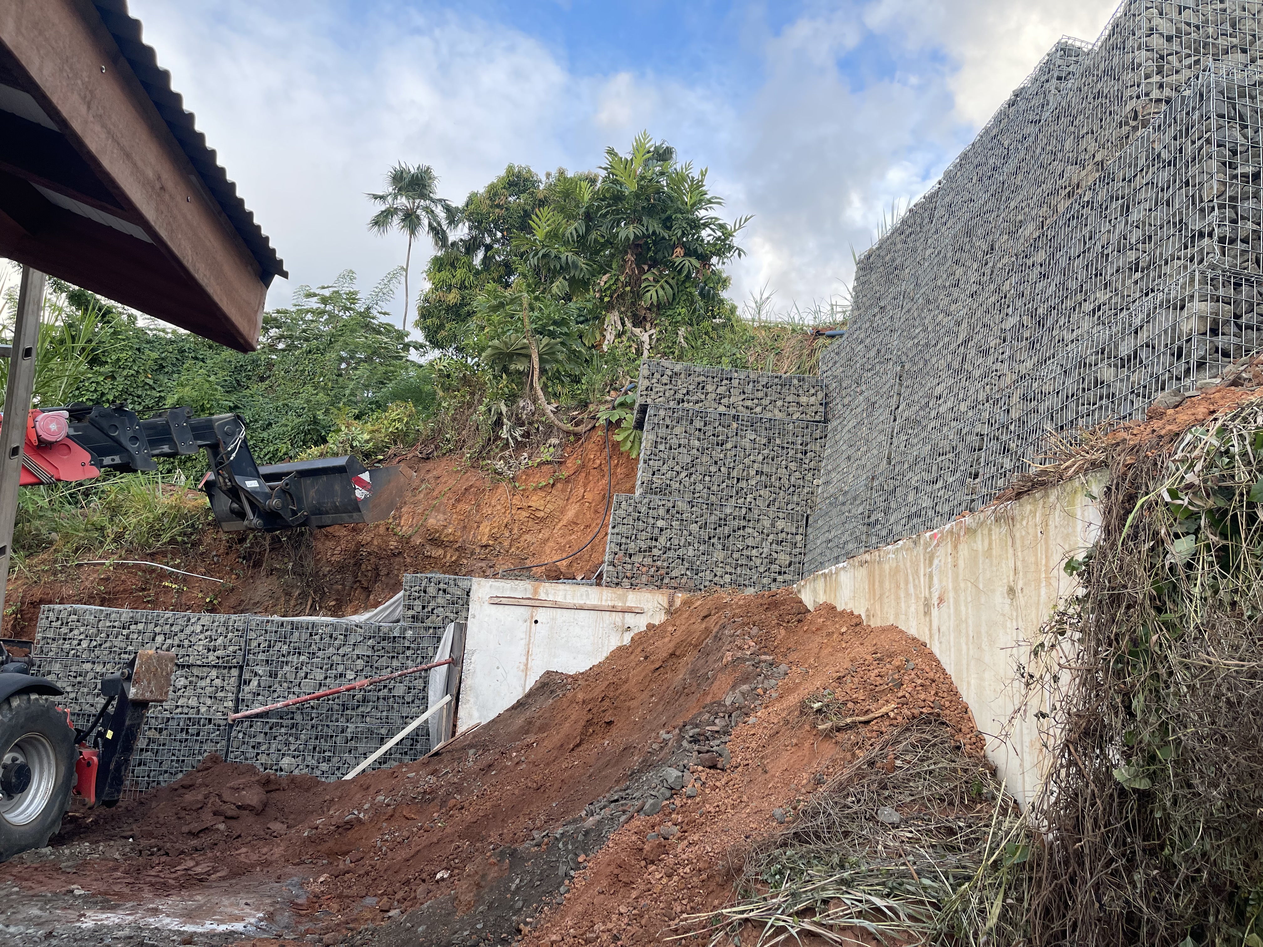 Mur en gabion réalisé par Groupe KESY en Martinique